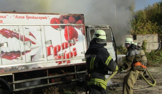 В Славянске горел грузовой автомобиль рено