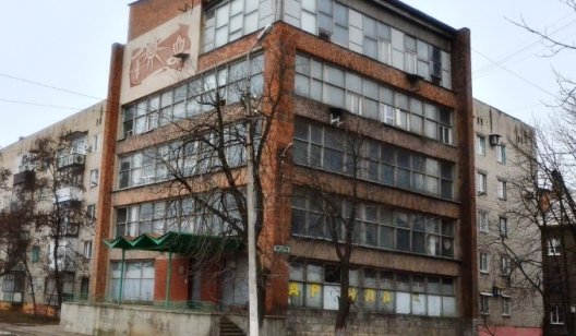 К новому году в Славянске реставрируют фасад «Прозрачного офиса»