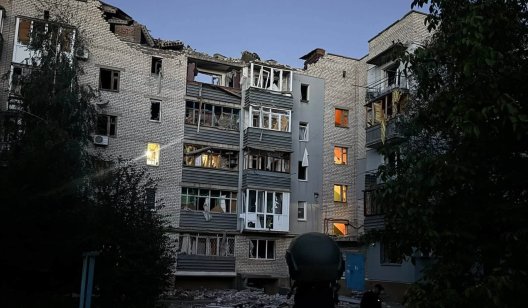 У Слов'янську внаслідок обстрілу пошкоджено житловий багатоповерховий будинок