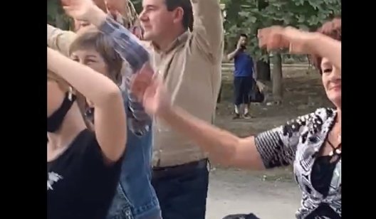 Видео танца. Мэр Славянска Вадим Лях на тусовке в сквере