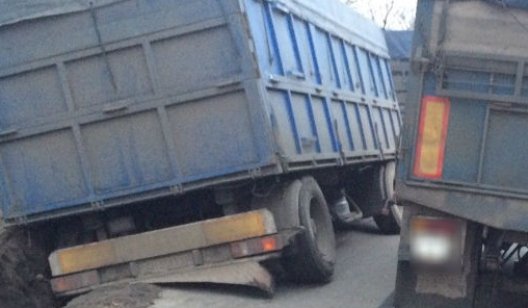 Два грузовика перекрыли трассу неподалёку от Славянска