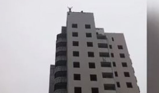 В Макеевке разбился подросток, прыгнув с парашютом с многоэтажки: ВИДЕО