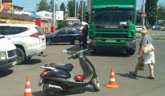 В Славянске автомобилист сбил женщину на скутере и сбежал