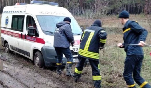 В Лимане скорая помощь увязла в грязи