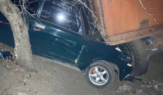 В Славянске водитель ВАЗ заскочил под прицеп