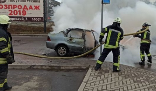 В Краматорске около “Амстора” сгорел автомобиль - ВИДЕО