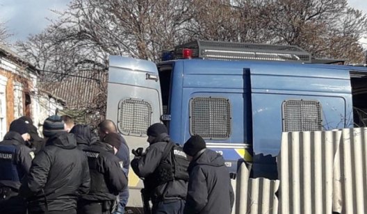 Микроавтобус полиции въехал в стену жилого дома в Мариуполе