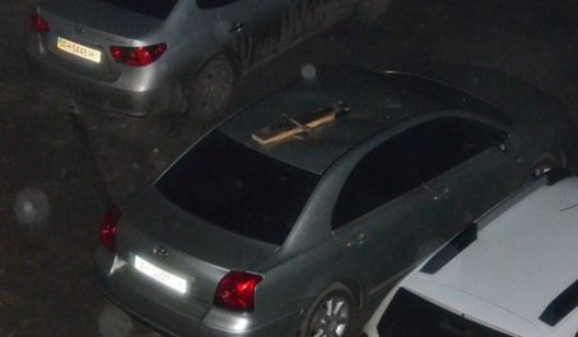 В центре Славянска произошло ЧП: с крыши девятиэтажки на крышу автомобиля неизвестные сбросили большую доску