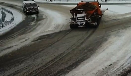 ВИДЕО. Как снегоуборочный автомобиль занесло на тротуар в центре Славянска