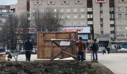 В Славянске демонтируют "рождественские домики"