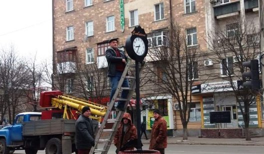 Стекло на городских часах Славянска своими силами заменить невозможно