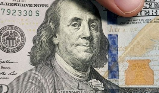 Срочно продавать валюту? Что украинцам делать с долларом во время войны