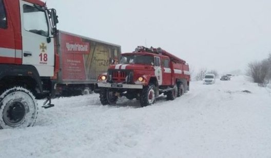 Из-за мощного снегопада перекрыли трассу Киев - Харьков