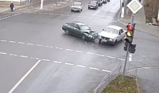 В центре Славянска произошло ДТП - видео с камер наблюдения