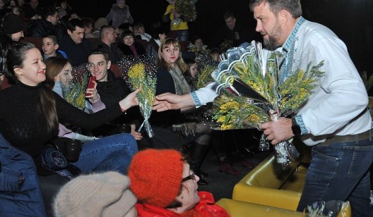 Любимые киноленты, теплые слова и веточки мимозы: народный депутат Украины Олег Недава поздравил женщин с праздником весны