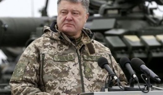 Военное положение должно предотвратить полномасштабное вторжение РФ – Порошенко