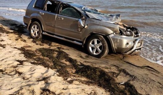 Nissan X-Trail свалился с 15-метрового обрыва на пляж под Бердянском