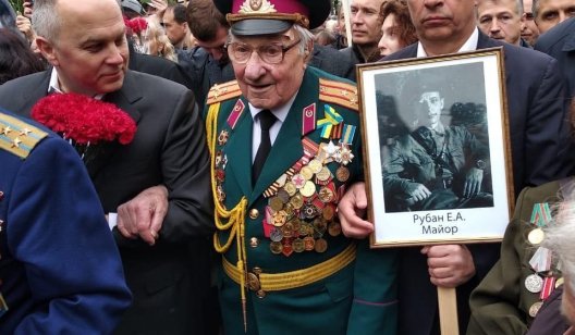 Юрий Бойко возглавил Бессмертный полк в Киеве (фото)