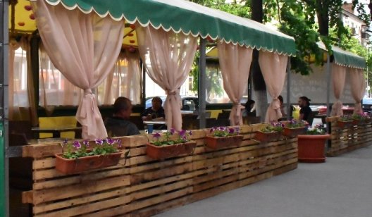 В Славянске открылось уютное летнее кафе