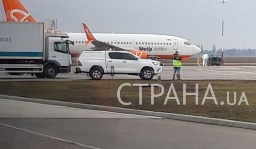 МВД: Самолет с эвакуированными из Китая приземлился под Киевом "на дозаправку", затем полетит в Харьков