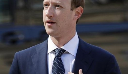 Акционеры Facebook предложили уволить Цукерберга