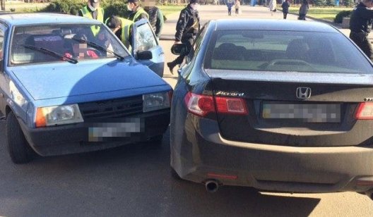 В Славянске пьяная женщина устроила ДТП и уснула за рулем