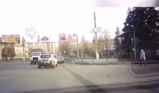 В центре Славянска зафиксировали, как патрульная полиция совершает правонарушение - ВИДЕО