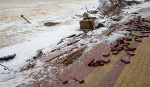Шторм в Кирилловке затопил десятки отелей и разрушил набережную: фото и видео стихии