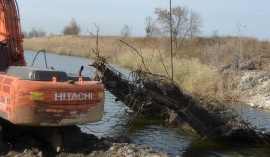 Взорванный мост в Славянске достают «по частям»