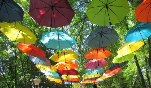 В Саду Бернацкого монтируют аллею парящих зонтиков. Фотофакт