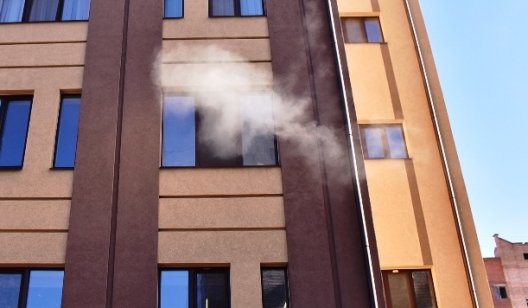 Что произошло в центре Славянска: дым из окон гостиницы, человек на носилках…