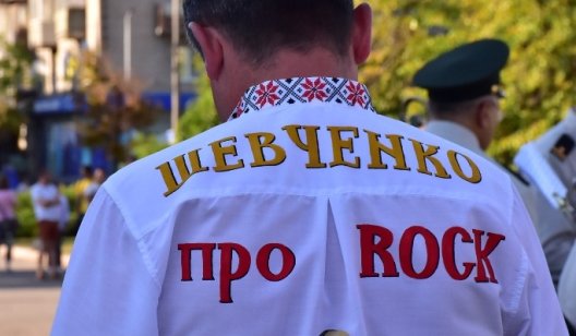 Мэр Славянска в оригинальной вышиванке возглавил торжественное шествие