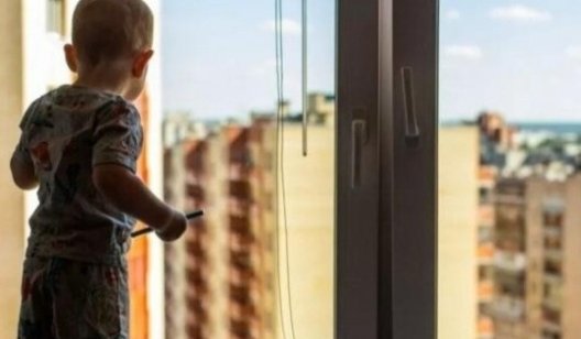 В Донецкой области ребенок выпал из окна