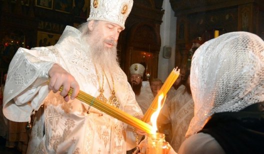 Юрий Солод и Наталия Королевская по традиции доставили в Свято-Успенскую Святогорскую Лавру Благодатный огонь