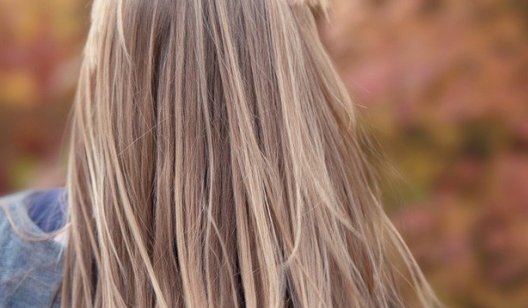 Наращенные волосы выпадают не так то часто но в день по 1-3 штук