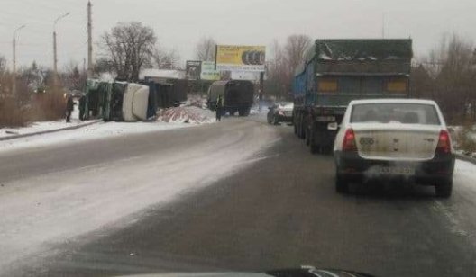 На выезде из Славянска пробка: перевернулась фура