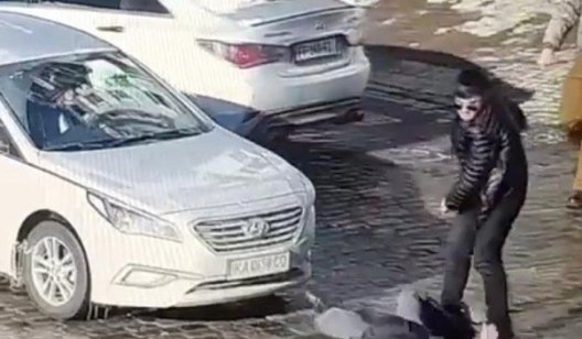 В Киеве водитель авто несколькими ударами убил пешехода на дороге: ВИДЕО