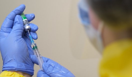 Добровольно и бесплатно. Как прошел первый день вакцинации от коронавируса на Донбассе