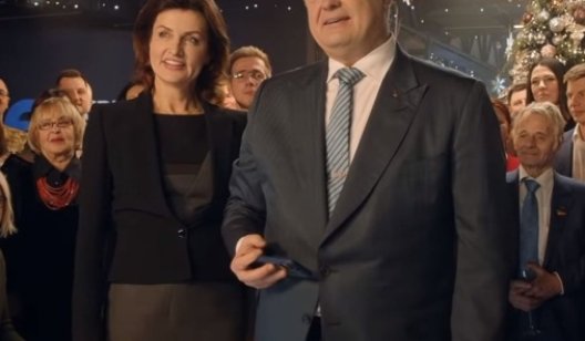 На телеканалах "Прямой" и "5-й" показали новогоднее обращение Порошенко раньше, чем Зеленского