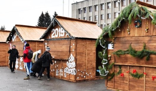 Последние штрихи: через полтора часа в Славянске откроется рождественская ярмарка
