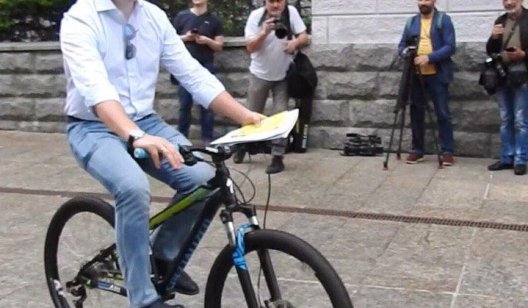 Ляшко решил потроллить Зеленского и приехал на Банковую на велосипеде. Фото и видео