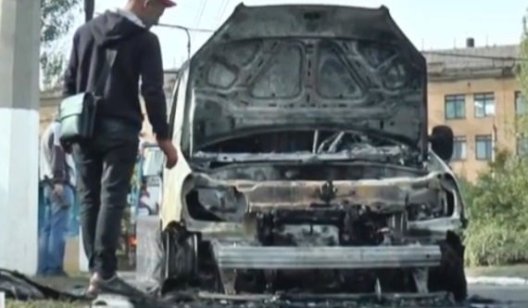 В Славянске сгорел автомобиль - ВИДЕО