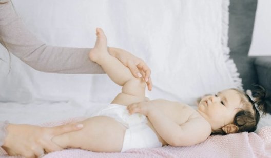 Как правильно менять подгузники без раздражения