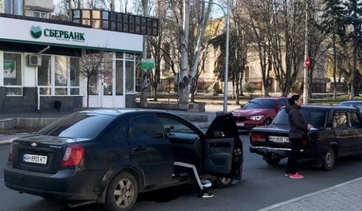 В центре Славянска сразу три автомобиля попали в ДТП