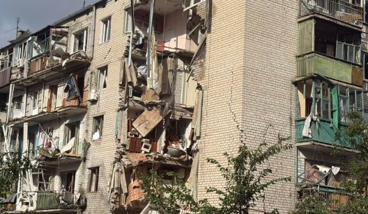 У Лимані росіяни обстріляли житловий багатоповерховий будинок: є поранені У Лимані росіяни обстріляли житловий багатоповерховий будинок: є поранені