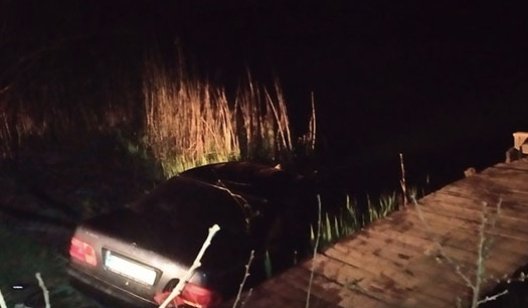 В Донецкой области автомобиль утонул в пруду вместе с водителем