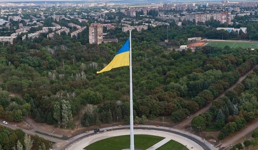 Над Краматорском подняли гигантский флаг Украины