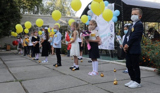 Мытье рук вместо "урока мира" и маски вместо линеек: как прошел День знаний в украинских школах