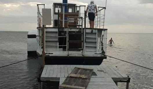 Неудачная прогулка: в Кирилловке катер с туристами начало уносить в открытое море