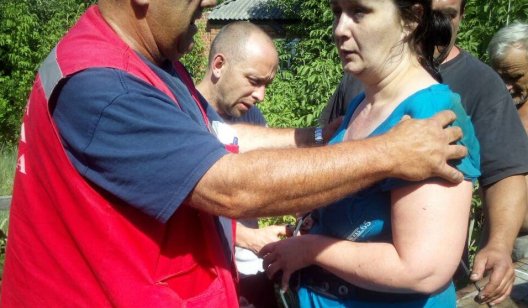 В Славянском районе спасатели вытащили женщину из колодца